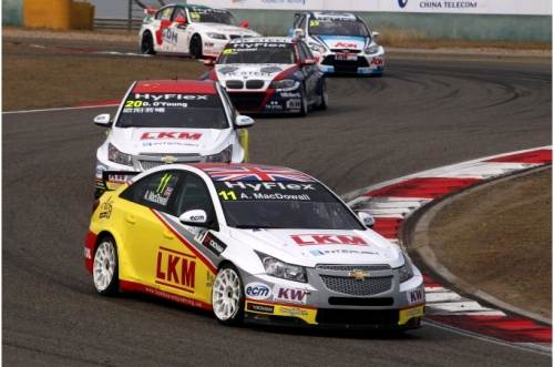 Tom Coronel kent goed begin in China, MacDowall verrast + UITSLAG